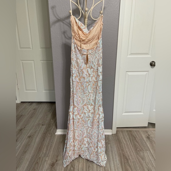 White Windsor Gown - Picture 4 of 6